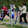Folk træner på Dobbelt air walker