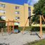 Gyngestativ med fugleredegynge og klatrestativ i boligområde.