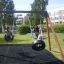 Børn leger på Gyngestativ med 2 dækgynger i en park.