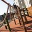 Skrabnæsespil klatrestativ med reb og træpæle på legeplads