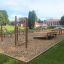 Legeplads med trækstænger og balanceudstyr på skolegård