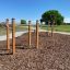 Træningsudstyr Stænger I udendørs fitnesspark med flot landskab i baggrunden.