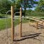 Stænger II fitnessudstyr i parkmiljø.