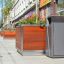 Affaldsbeholder Chicago placeret på bygade med træbeplantningskasser