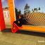 Person sidder i moderne Ribbon Fitness II legepladsudstyr i et offentligt rum.