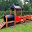 Futtoget med Spisevogn – Legehus udformet som et farverigt tog i en park