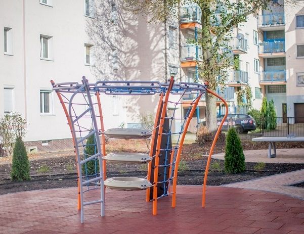 Gummifliser 50 under udendørs legeudstyr i flerfarvet design på legeplads