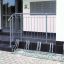 Cross 5 cykelstativ til 5 cykler placeret ved en moderne bygning