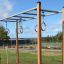 Armgang med ringe installeret i en udendørs park