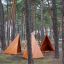 Tipi Natur trælegehus i skovmiljø på legeplads.