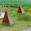 Tipi Natur trælegehuse på legeplads med græs og bakker.