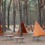 Tipi Natur legepladsudstyr med træpyramider og forårsæder i skovmiljø.