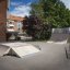 Quarter pipe high og andre skateboardramper på et skolegård