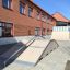 Quarter pipe high for skateboard beliggende i en skolegård