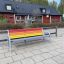 Farverig bænk med regnbuefarver til legeplads eller offentlig område.