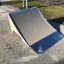 Jump - Ramp skateboardrampe på legepladsen.