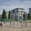 Chimpanse metalsæt legepladsudstyr med klatrestativ og rebstige i moderne boligområde.