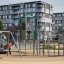 Legepladsudstyr Alfa Centauri med rutsjebane, klatrestativ og gynge i moderne boligområde.