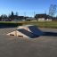 Rampe til skateboard og BMX i en udendørs park nær boligområde.