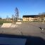 Skatepark med ramper og forhindringer på en solrig dag