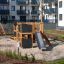 Legehus med rutsjebane og klatrevæg i et boligområde