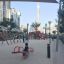 et barn der leger på vippen i Dubai