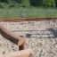 Trælegeplads med Vandrette palisader og rebstige på sandet område