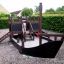 en sort båd på legepladsen