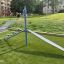 Balancehjørne i stål installeret i grønt område for balanceøvelser.