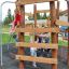 Børn leger på Sherwood – Robinia Klatrestativ på legepladsen.