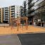 Yellowstone – Robinia Klatrestativ i en bypark med moderne boligblokke i baggrunden
