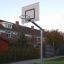 Basketstativ i en have foran rækkehuse.