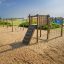 Legeplads med Kampinos – Robinia legetårn og klatrenet ved stranden.