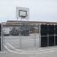 Multisports målvæg installeret på en skolegård med basketballkurv.