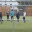 Børn spiller fodbold i Multisportsmål på skolegården.