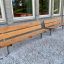 Udendørs lærketræsbænk m. galv. Stålstel foran bygning