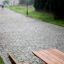 Picnic bænkebord galv. stål / lærketræ placeret på brostensbelagt vej i parkområde