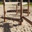 Trælegepladsudstyr Kongo - Robinia bro på sand under åben himmel.