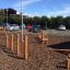 Robinia kolbøttestænger triple installeret i børnelegeplads