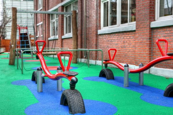 Legeplads med Wetpour Gummiasfalt 60 underlag og røde fjederwipper.