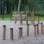 Robinia hoppestolper placeret i en park, velegnet til balance og leg for børn.