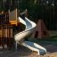 Legeplads med spiralrutsjebane i parken.