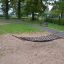 Robinia hængekøje spændt mellem to træpæle i en park