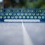 Nærbillede af Bordtennisbord Beton til Forankring med fokus på net og bordoverflade.