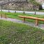 Robinia Balancerampe placeret på græs og grus i en udendørs parkindstilling