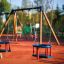 Babygynge på legepladsen, Gyngesæde til børn på offentlig park.