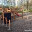 Panter - Klatrestativ med klatrevæg og rutsjebane placeret i en skovklædt park.