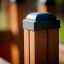 Detalje af Mini Leg – Legehus med rutsjebane, træsøjle med blåt topstykke.