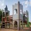 Legeplads med Camelot-slot, tårne og rutsjebane i en park.
