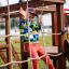 Dreng leger på Mini kiosken klatrestativ med rutsjebane og rebstige